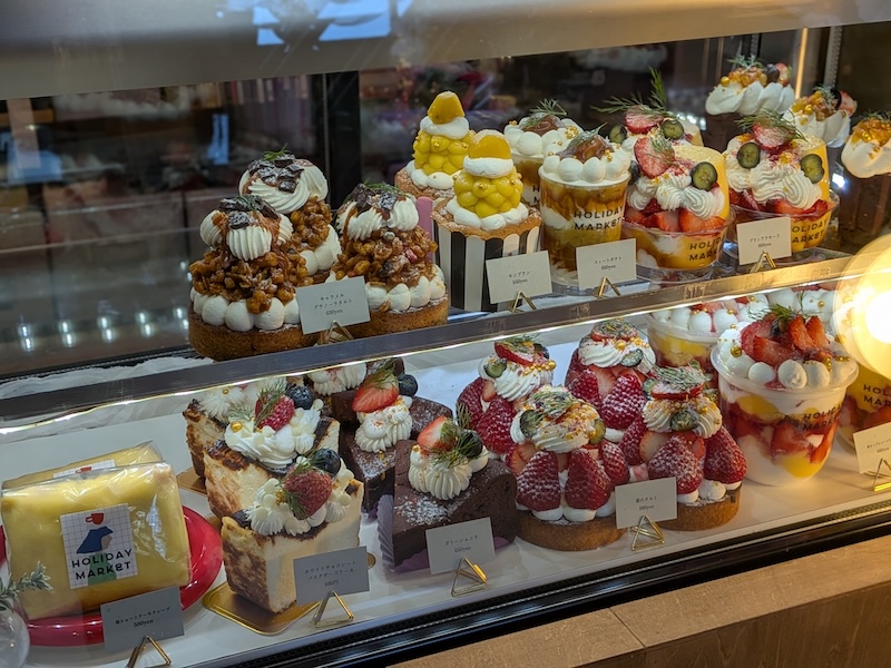 ショーケースに並ぶケーキ