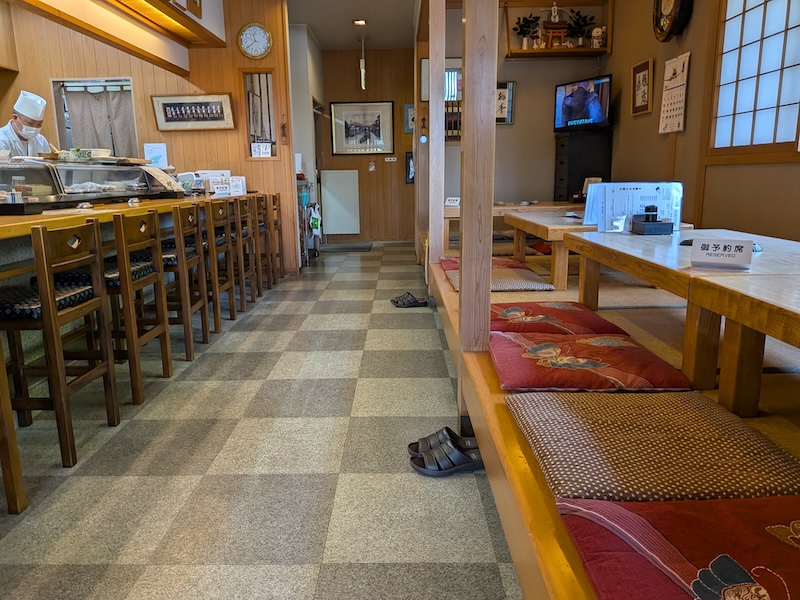 地元民が通う落ち着く店内