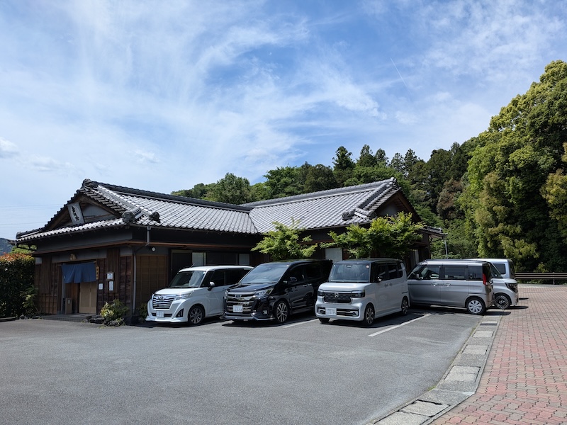 お店の外観と駐車場の様子