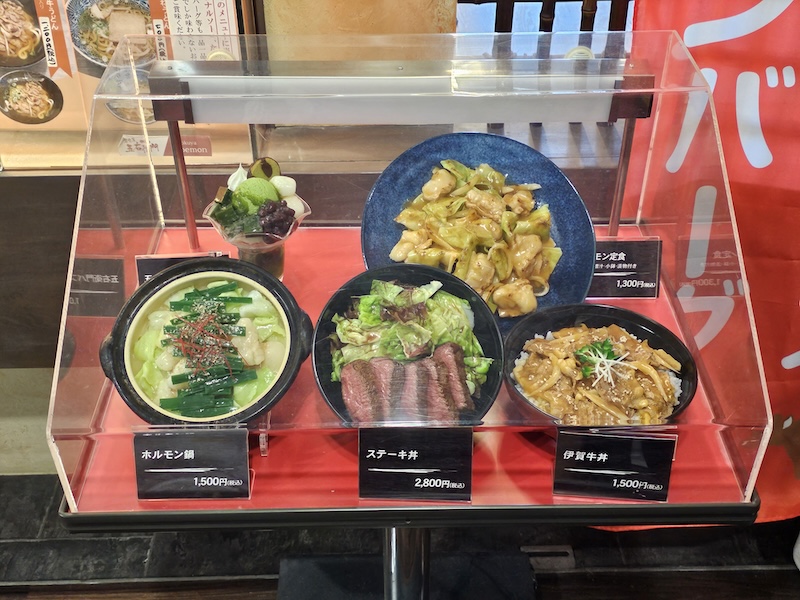 お店の前に並ぶ食品サンプルのディスプレイ
