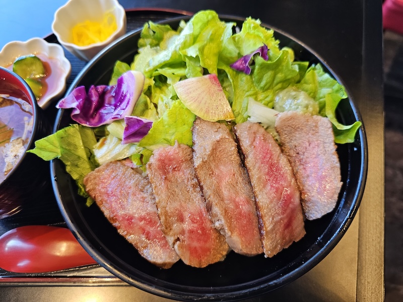 断面が綺麗なステーキ丼