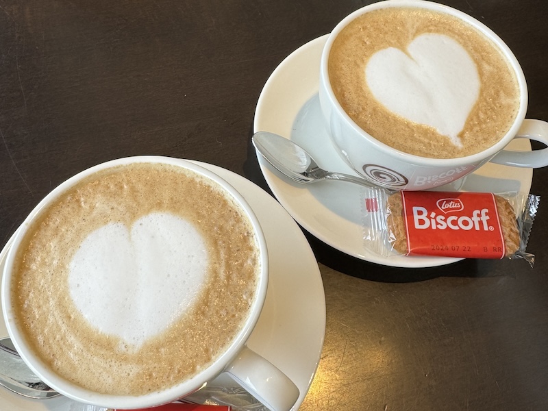 こだわりの豆で淹れたカプチーノ