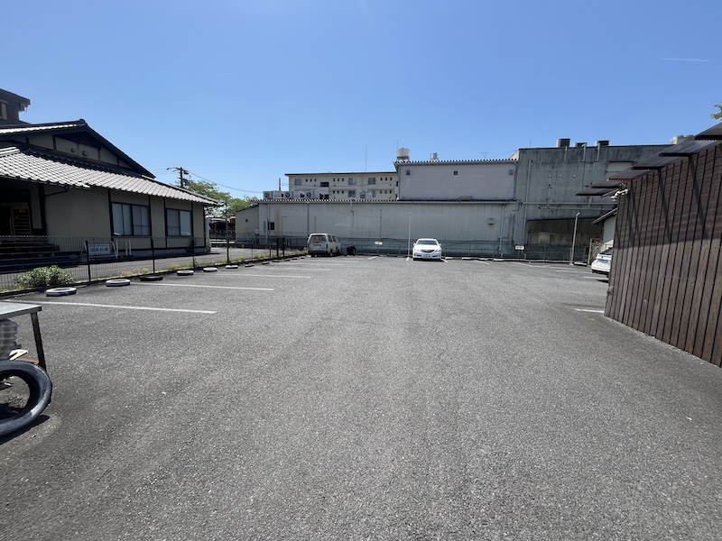 広々としたお店の駐車場の様子