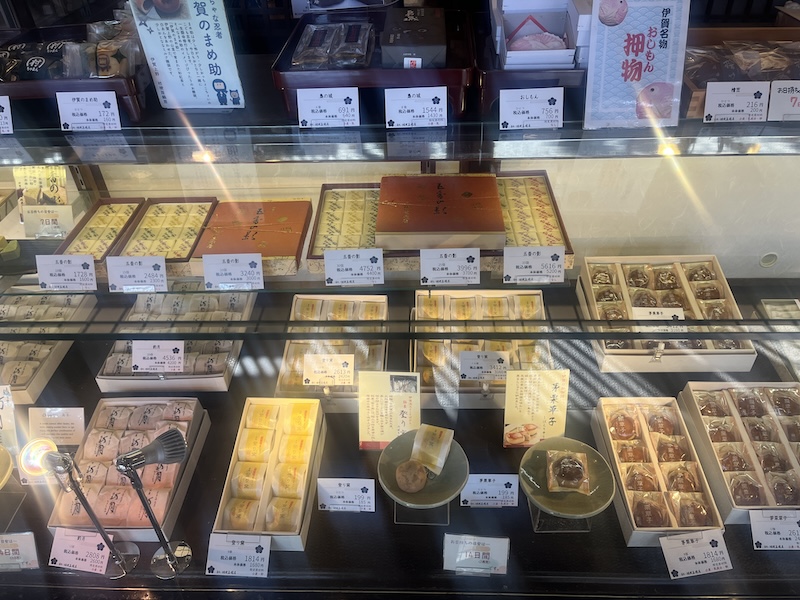 銘菓が並ぶカウンター