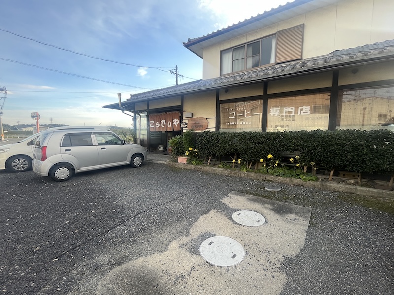 お店の外観とお店前の駐車場の様子
