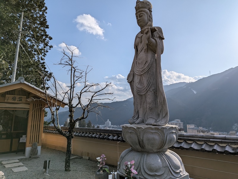 温泉寺の境内にある千代観音像