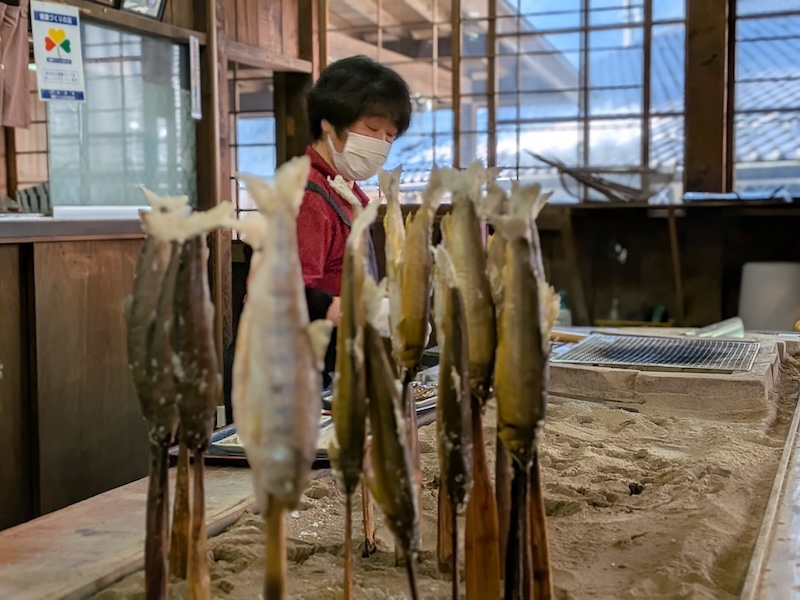囲炉裏でじっくり焼き上げる川魚