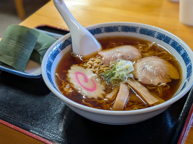 市倉名物の「市倉ラーメン」と「笹寿司」