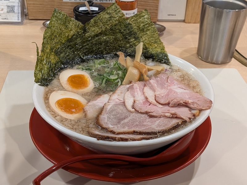 優しい背脂が主役のラーメン