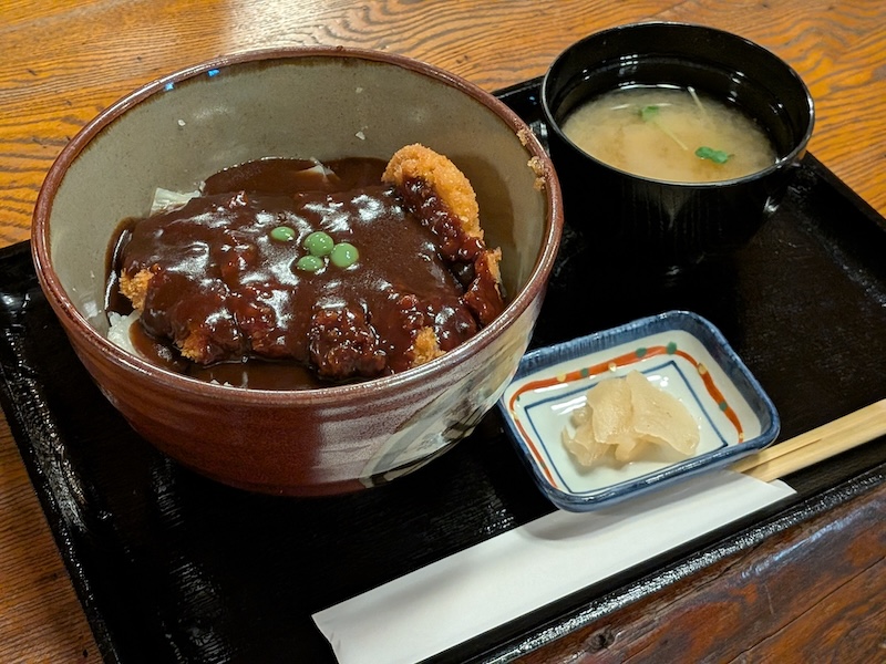 長年親しまれる秘伝のデミカツ丼