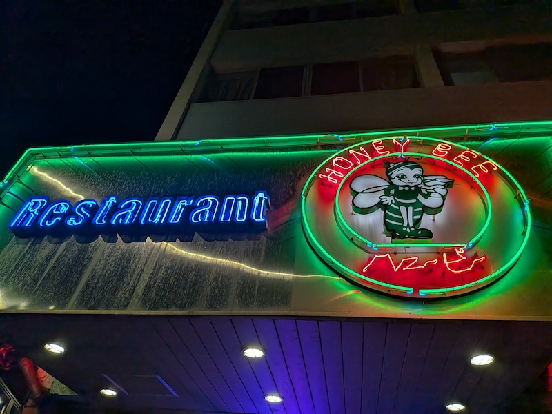 ネオンが光るお店の看板