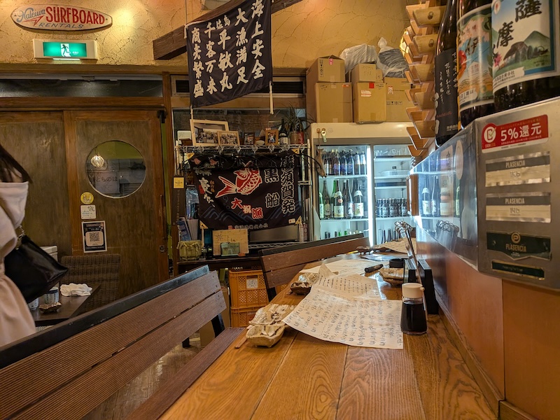 店内の雰囲気とカウンター席の様子