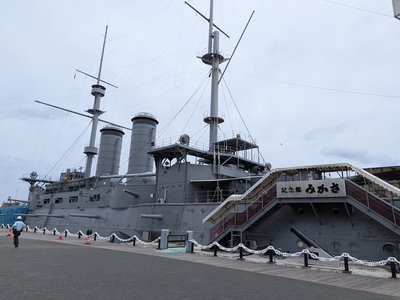 店内からも見られる記念艦みかさ
