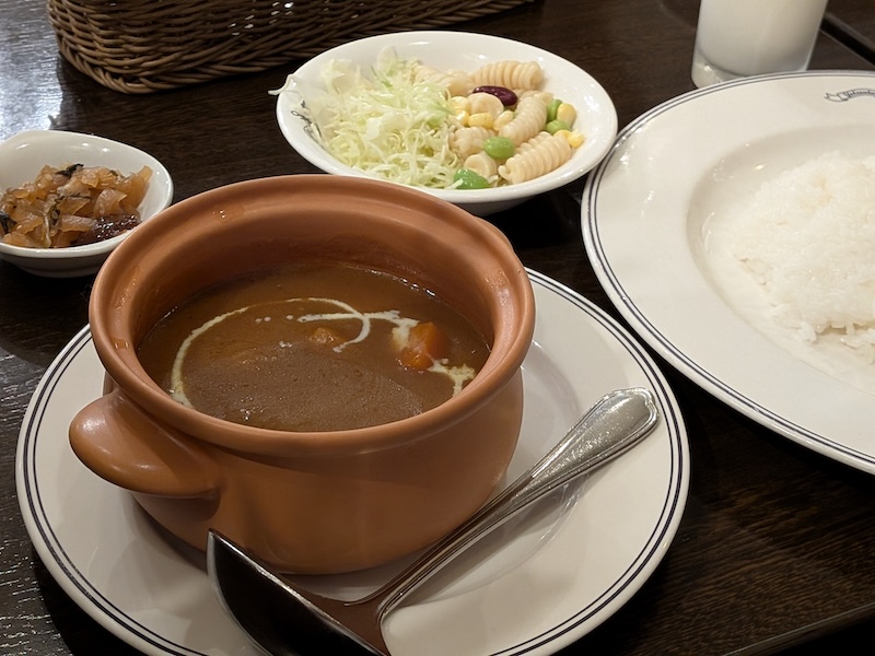 カレーの原点カレーシチューとセットのサラダと牛乳