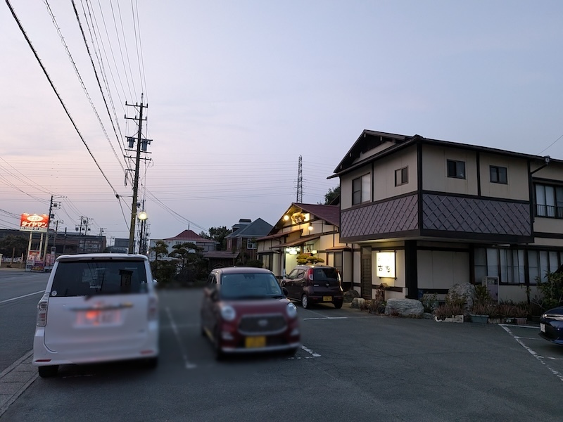 お店の駐車場の様子