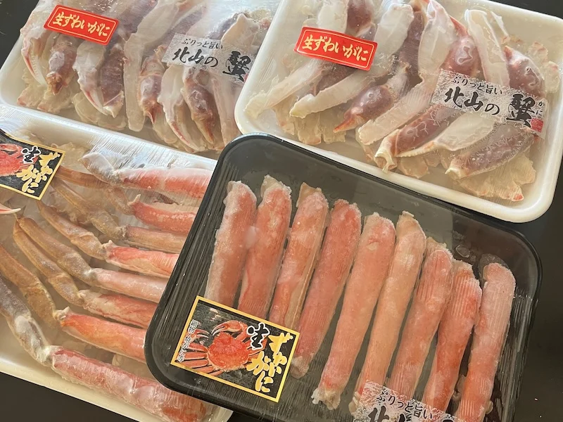 トレイに並ぶ生ずわいがにの脚