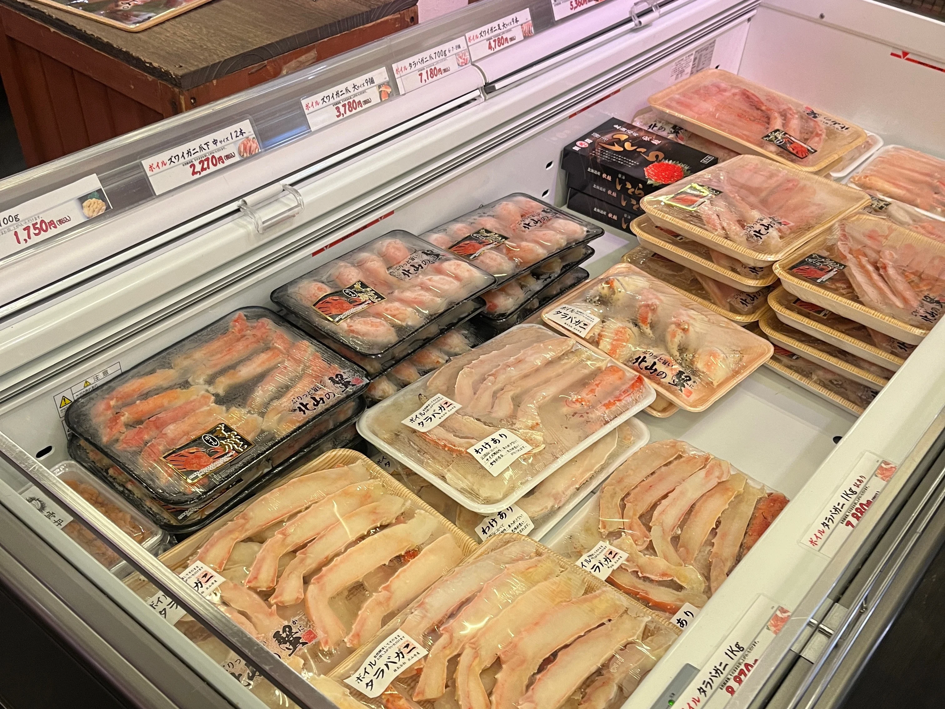 冷凍ケースにぎっしり並ぶカニ・海鮮の数々