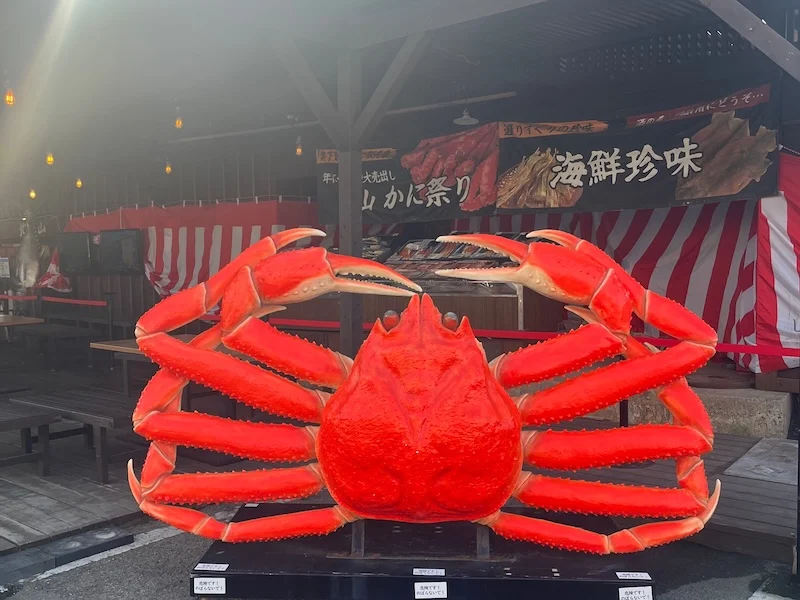 祭り会場の巨大な蟹のモニュメント