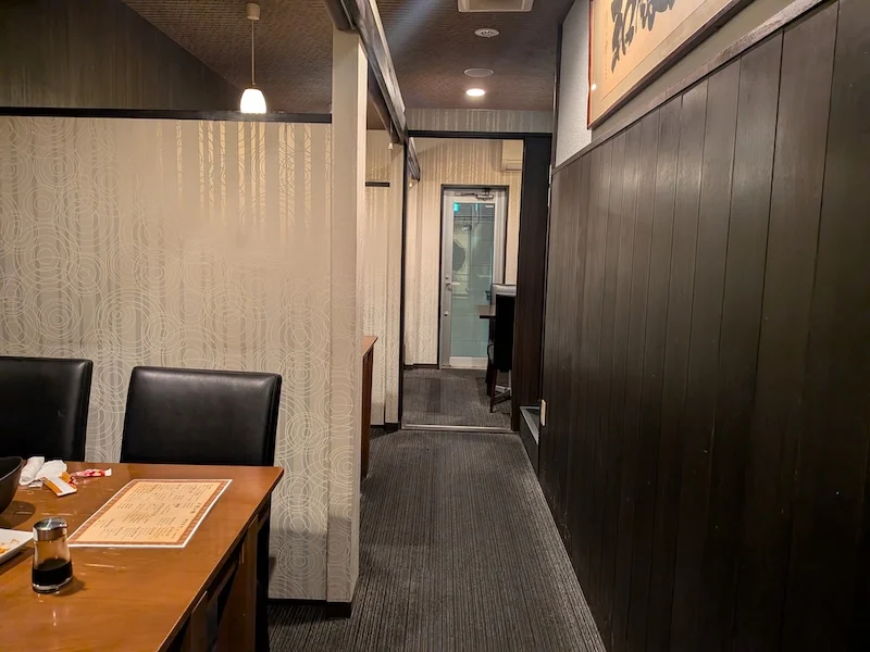 一席ごとに区切られた店内の様子