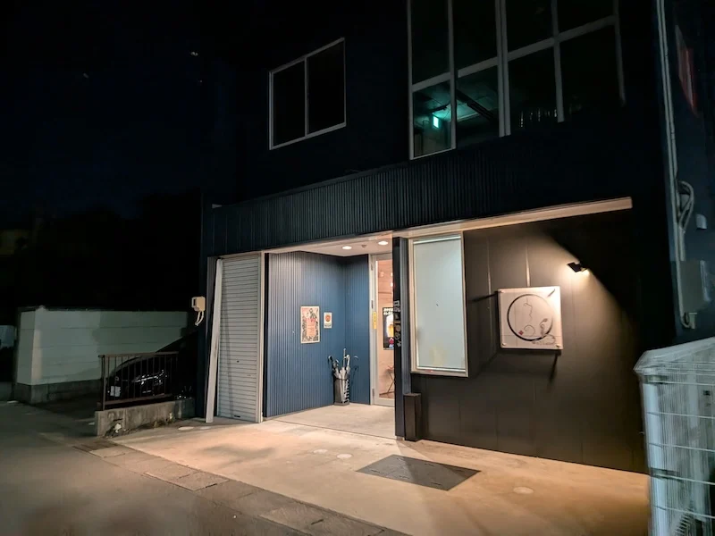 家のような親しみやすさがあるお店の外観
