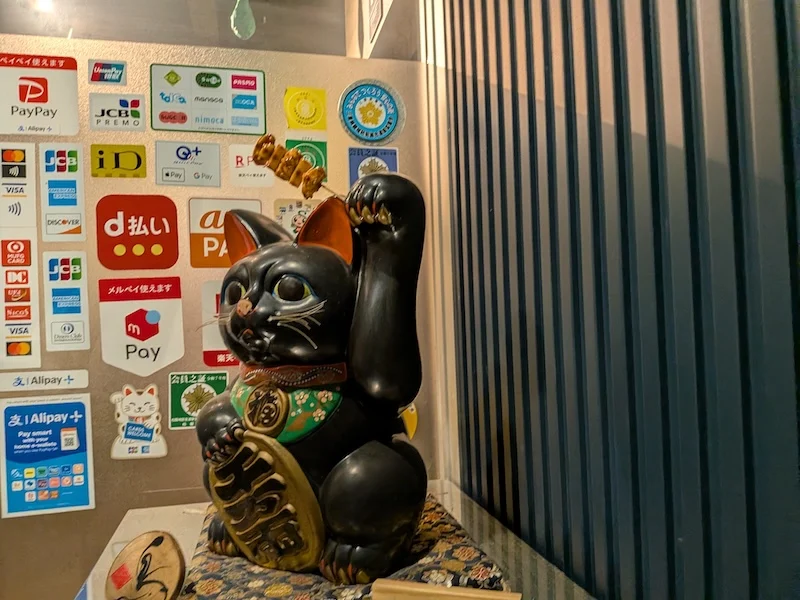 お店の入り口に置かれる招き猫