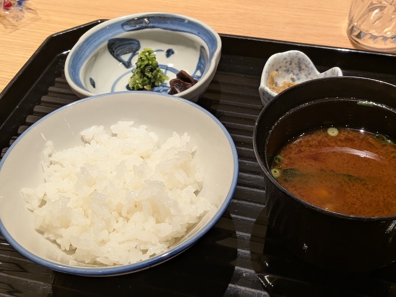 壬生の会席に含まれるちりめんご飯・赤だし・京漬け物