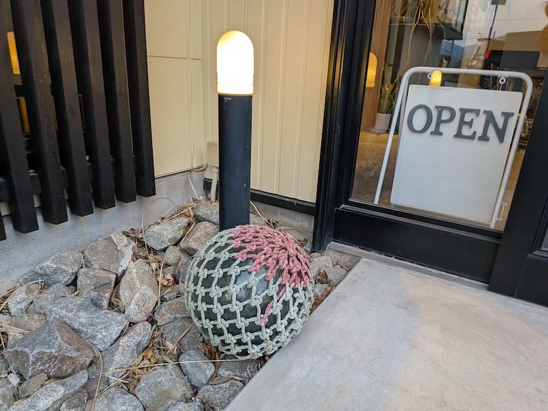 おしゃれなお店の入り口の様子
