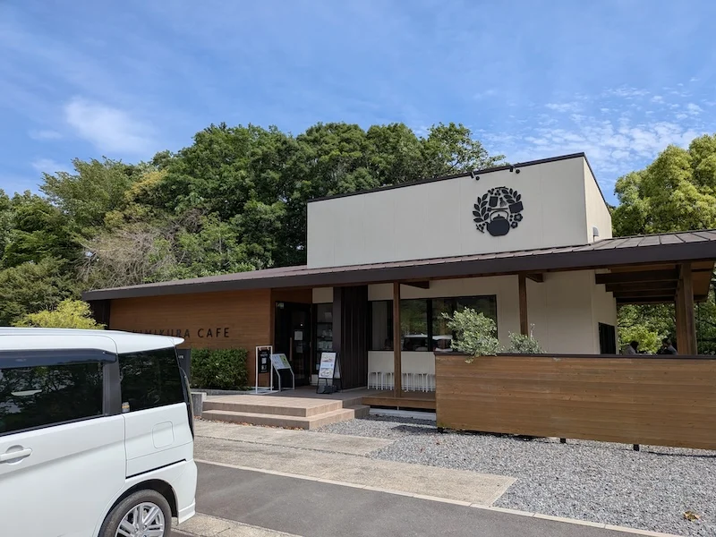お店の外観と店前の駐車場の様子