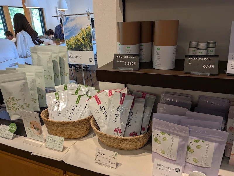 店内で販売されている様々な掛川茶