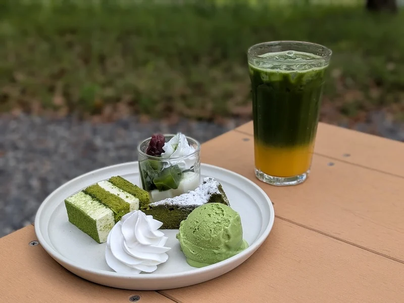 抹茶のスイーツプレートとマンダリン抹茶入りスカッシュ