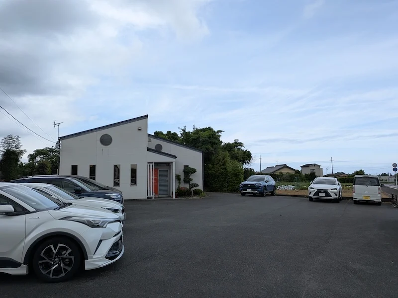 広々とした駐車場の様子