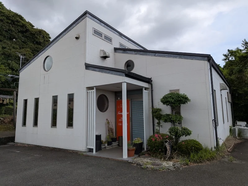 寿司屋さんとは思えないモダンなお店の外観