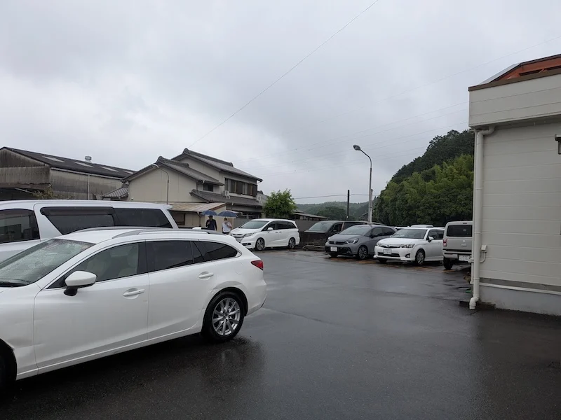 広々とした駐車場の様子