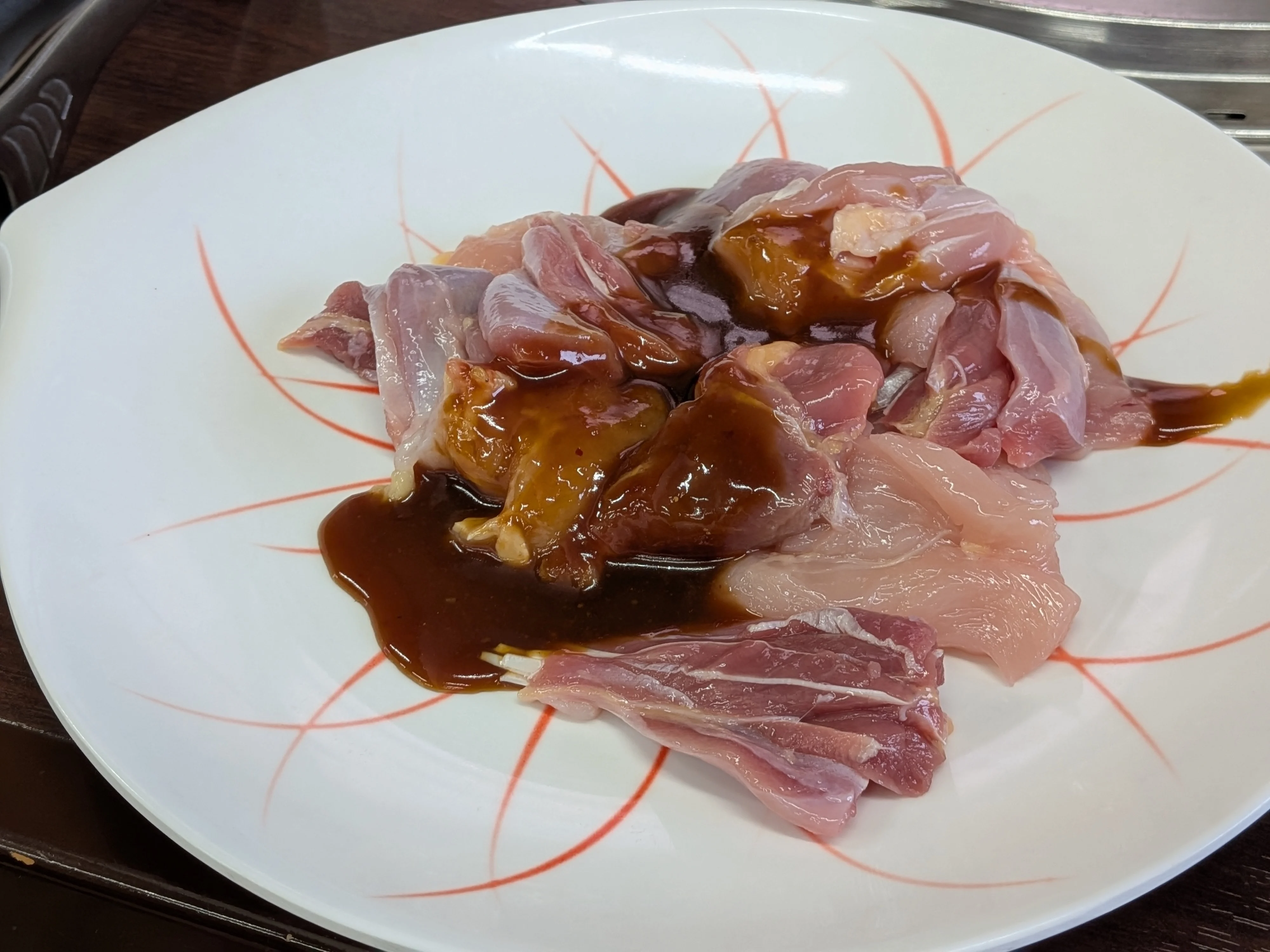 赤味噌ダレが絡んだ生の鶏肉