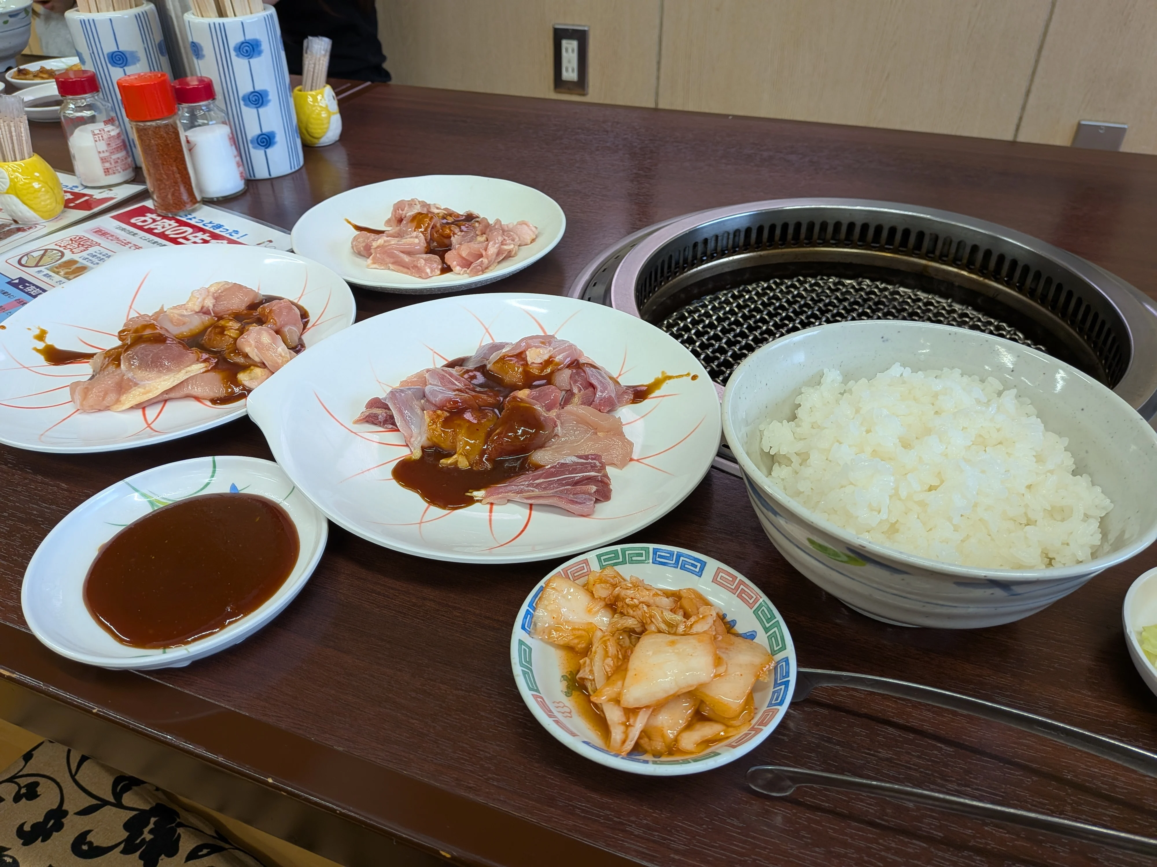 複数の肉皿・タレ・ご飯・キムチ