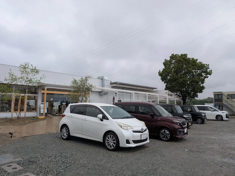 広々とした駐車場の様子