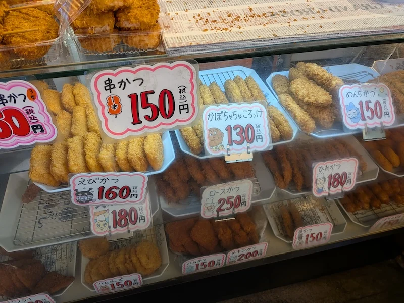 揚げたてが並ぶ、ころっけやのショーケース