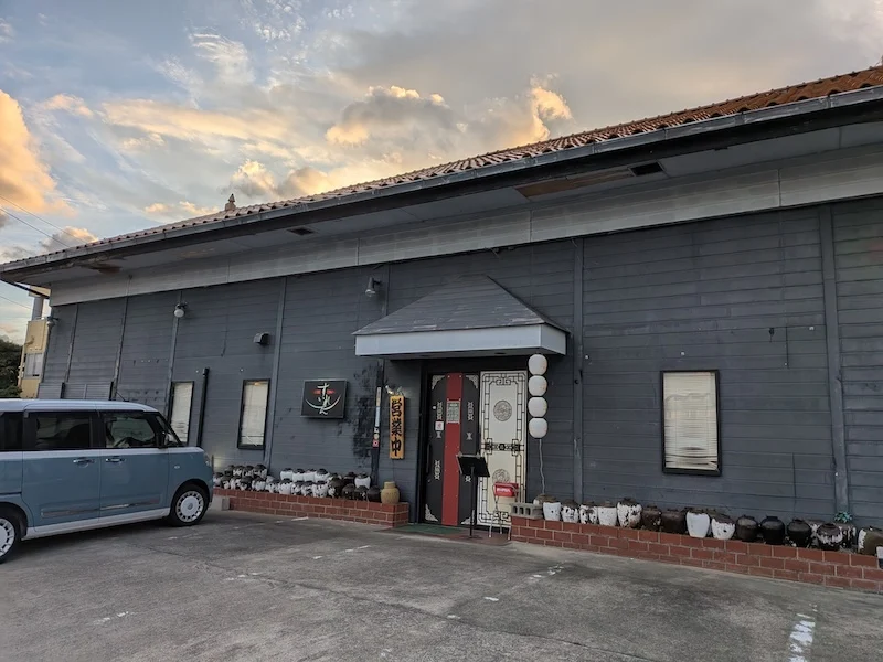 お店の外観とお店前の駐車場の様子