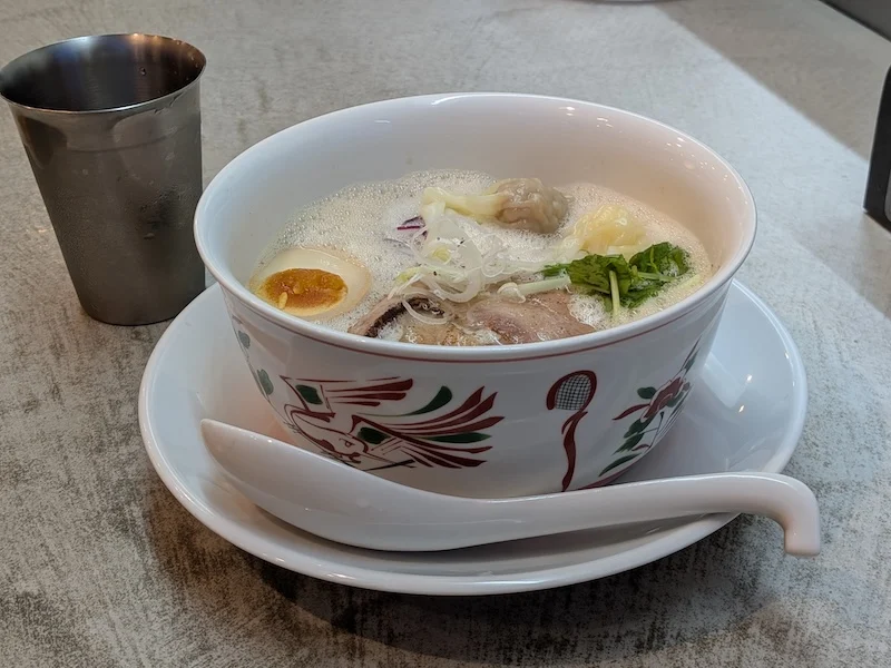 こだわりのワンタン入り泡鶏白湯麺
