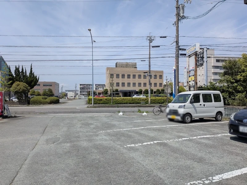 広々とした駐車場の様子