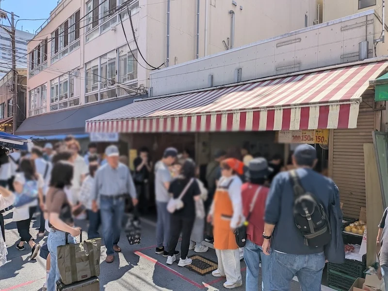開店直後から絶えない、ころっけやの行列