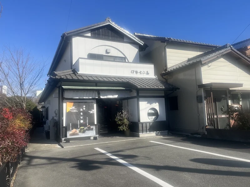 お店の外観と駐車場の様子