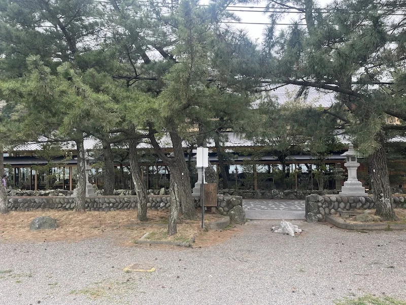 松に囲まれたお店の外観