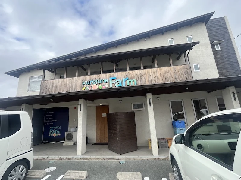 斜めの屋根が特徴的なお店の外観