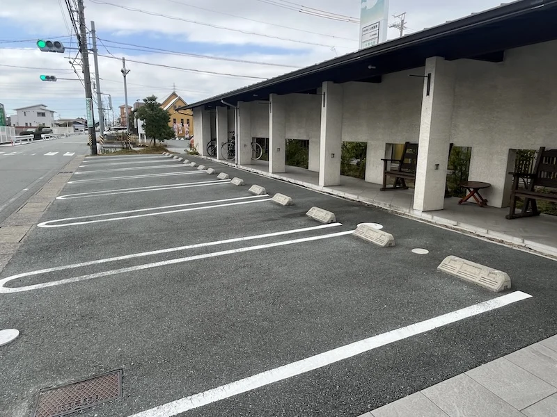 広々とした駐車場の様子