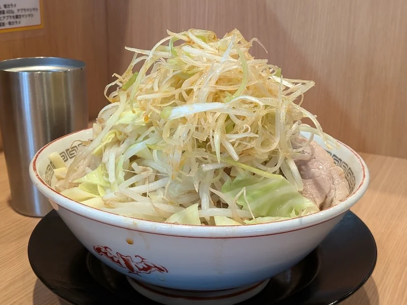野菜がたっぷりのった二郎系ラーメン