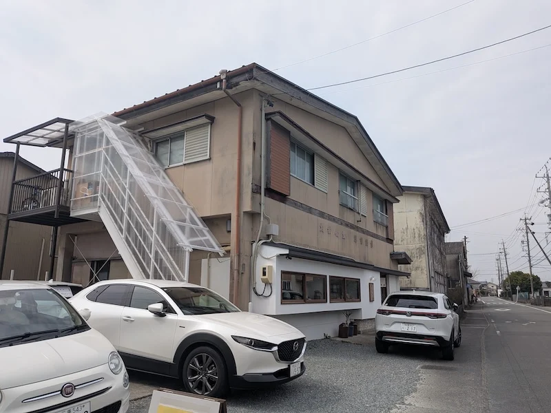 お店の外観と駐車スペースの様子