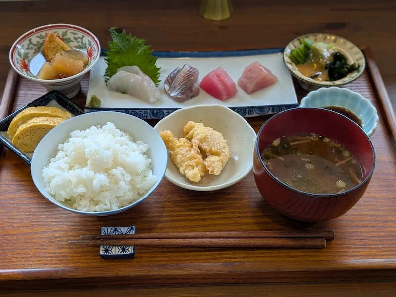 4種のお刺身に3種の小鉢を楽しめる「津留野家定食」