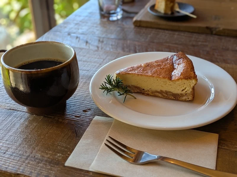 穀物コーヒーと手作りケーキ