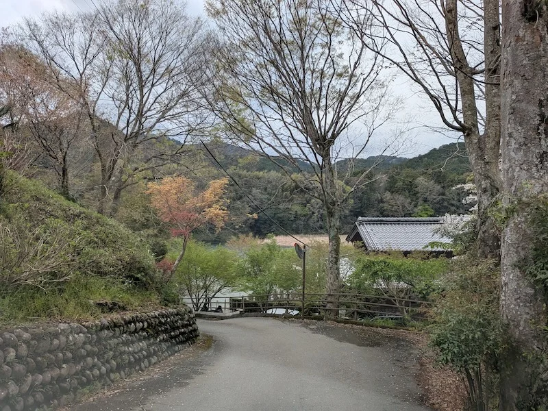 先の見えないヘアピンカーブの道路